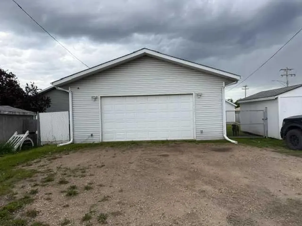 4816 53 Avenue Whitecourt AB T7S 1A2