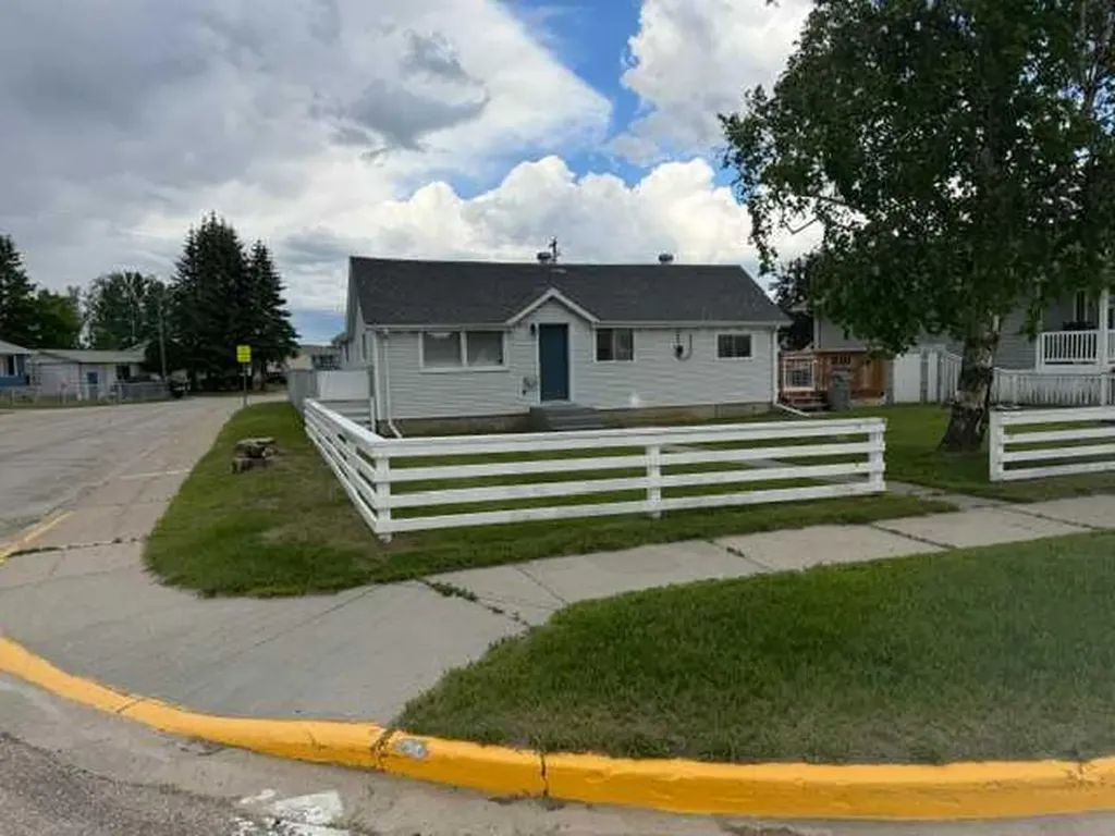 4816 53 Avenue Whitecourt AB T7S 1A2