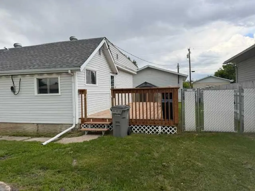4816 53 Avenue Whitecourt AB T7S 1A2