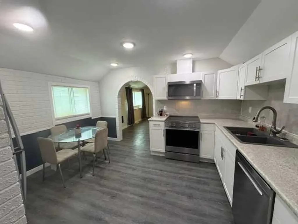 4816 53 Avenue Whitecourt AB T7S 1A2