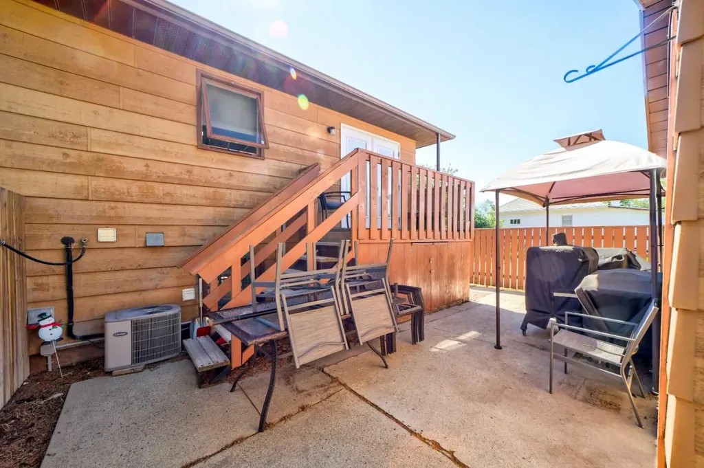 1320 13 Street N Lethbridge AB T1H2T9