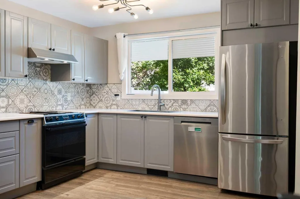 191 Woodmont Terrace SW Calgary AB T2W3K3