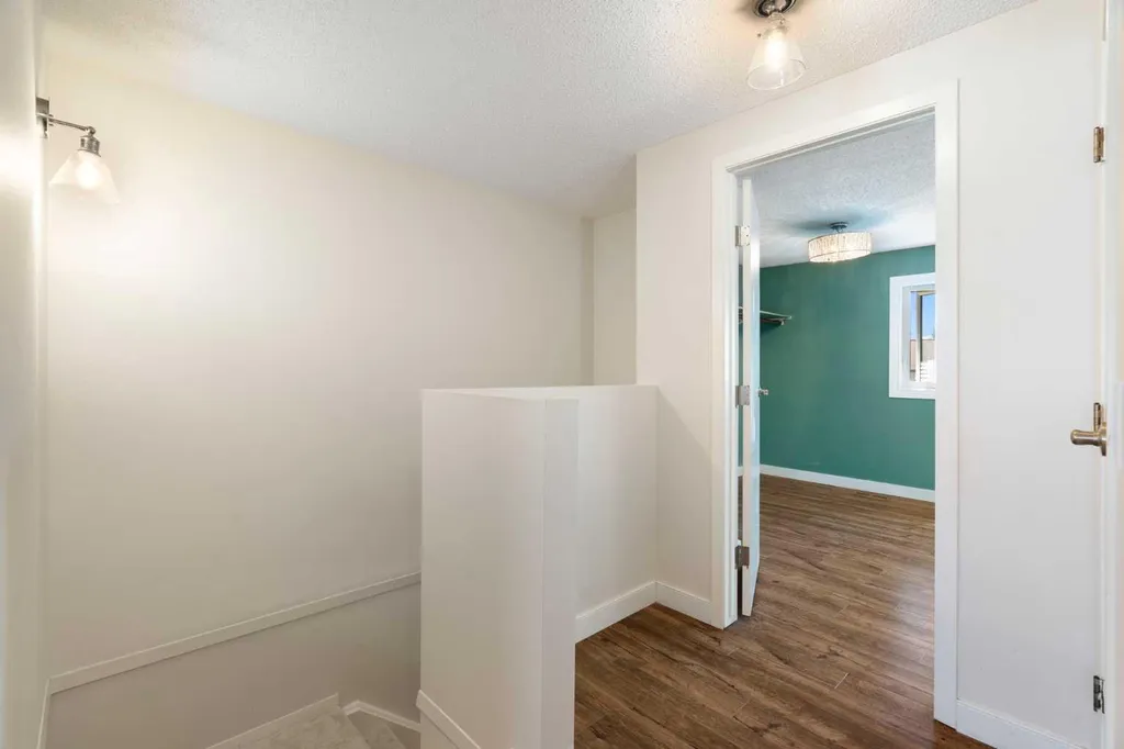 191 Woodmont Terrace SW Calgary AB T2W3K3
