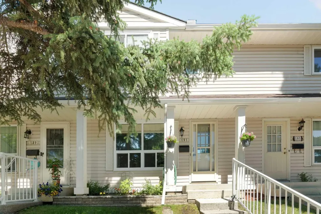 191 Woodmont Terrace SW Calgary AB T2W3K3