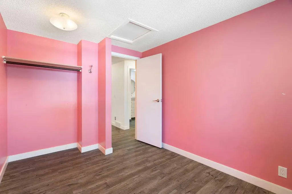 191 Woodmont Terrace SW Calgary AB T2W3K3