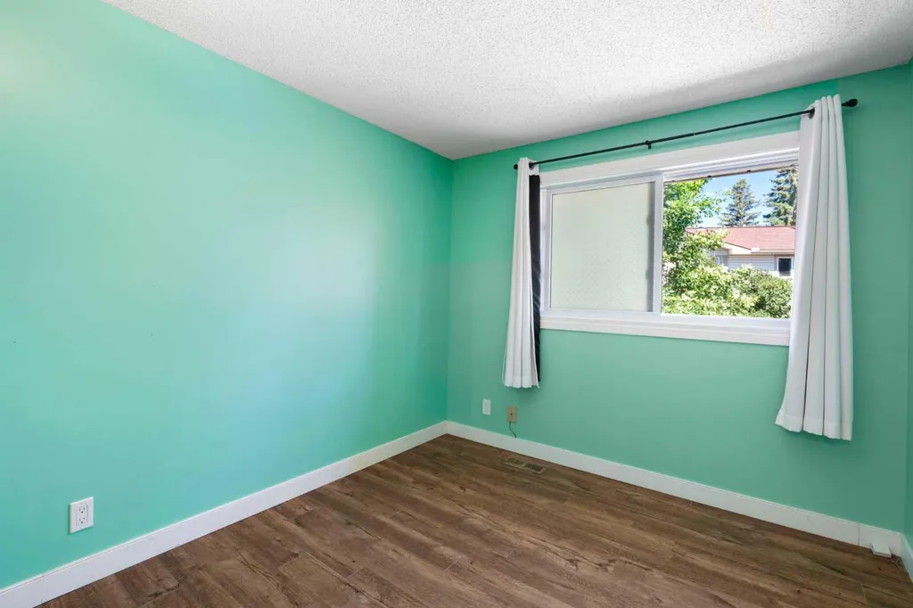 191 Woodmont Terrace SW Calgary AB T2W3K3