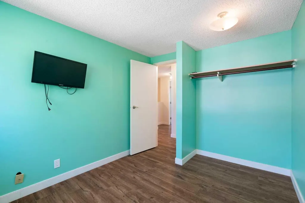 191 Woodmont Terrace SW Calgary AB T2W3K3