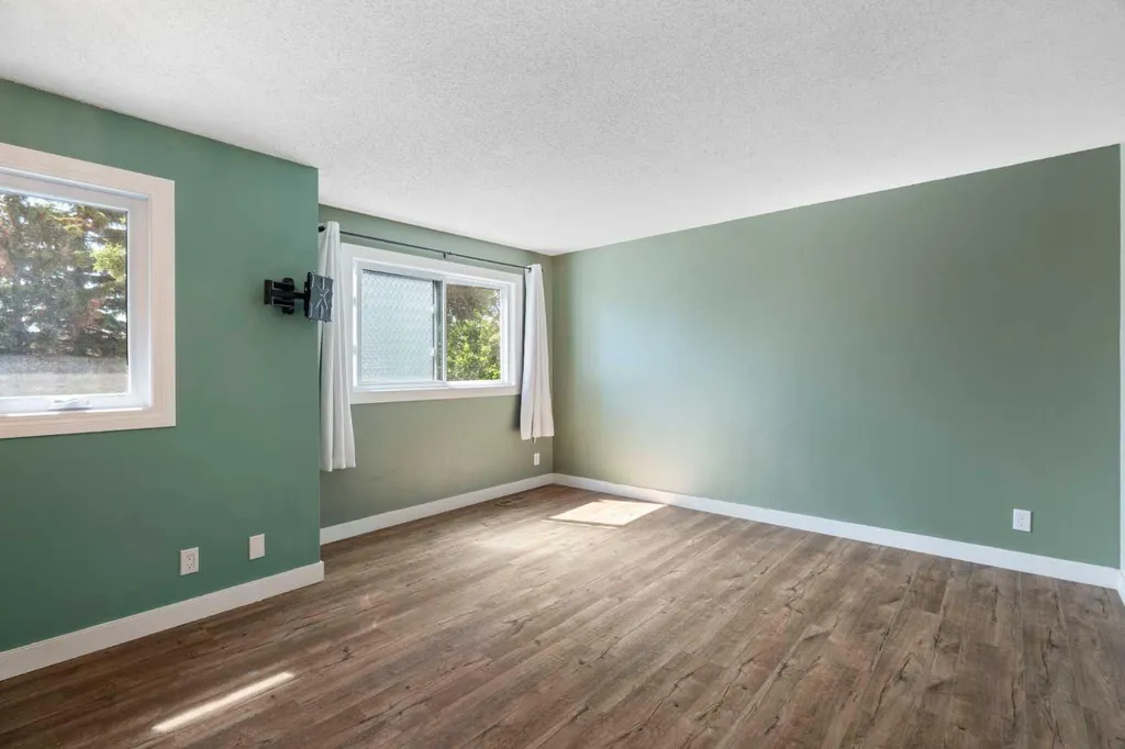 191 Woodmont Terrace SW Calgary AB T2W3K3