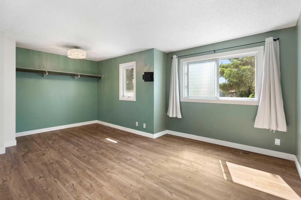 191 Woodmont Terrace SW Calgary AB T2W3K3