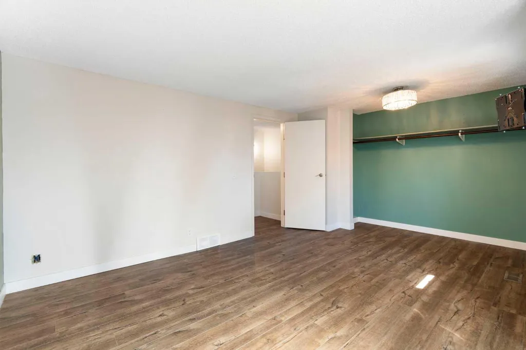 191 Woodmont Terrace SW Calgary AB T2W3K3