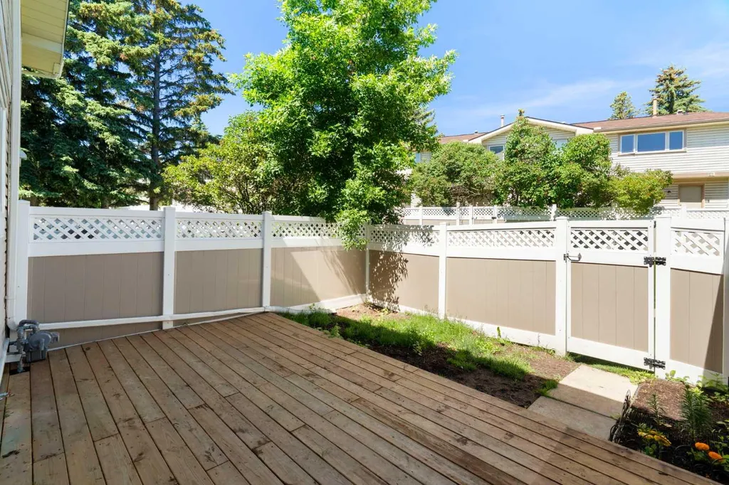 191 Woodmont Terrace SW Calgary AB T2W3K3