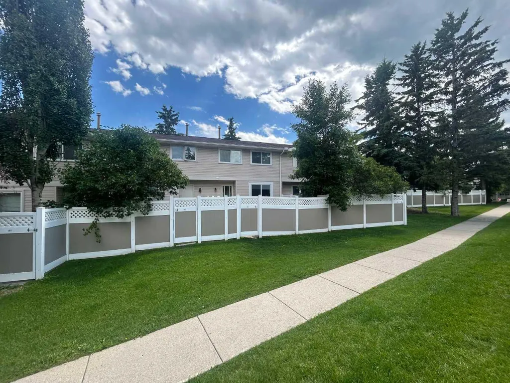 191 Woodmont Terrace SW Calgary AB T2W3K3