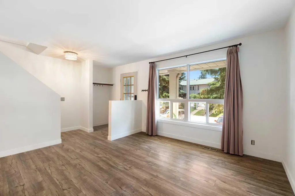 191 Woodmont Terrace SW Calgary AB T2W3K3