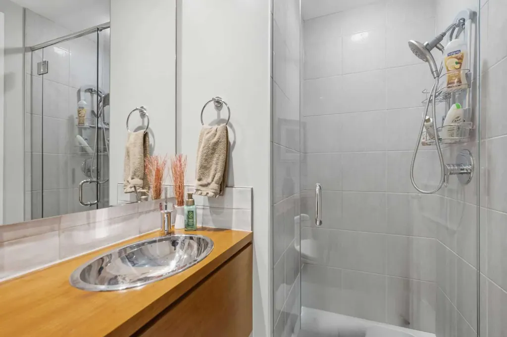 690 Princeton Way SW Calgary AB T2P 5J9