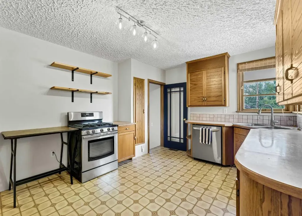 530 7 Street SE Medicine Hat AB T1A1K3