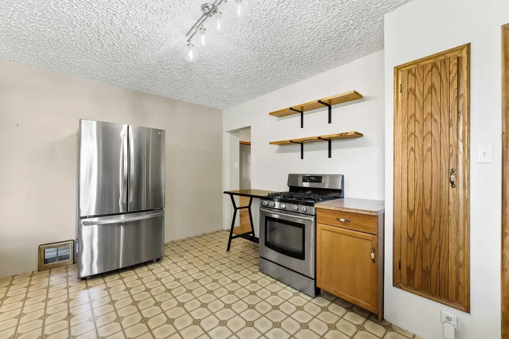 530 7 Street SE Medicine Hat AB T1A1K3