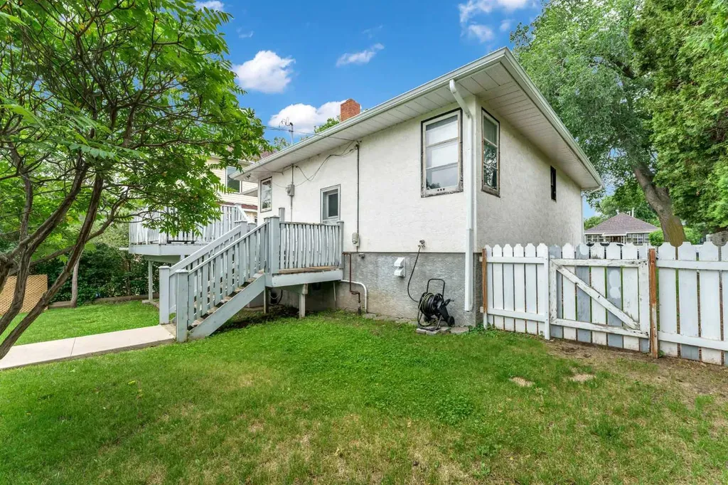 530 7 Street SE Medicine Hat AB T1A1K3