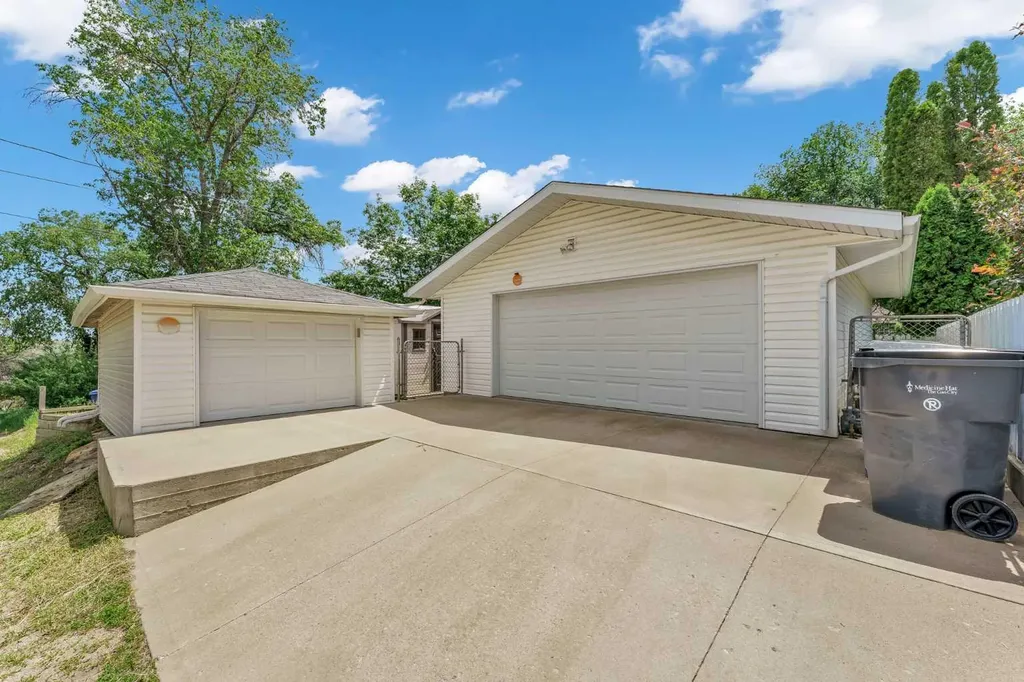530 7 Street SE Medicine Hat AB T1A1K3