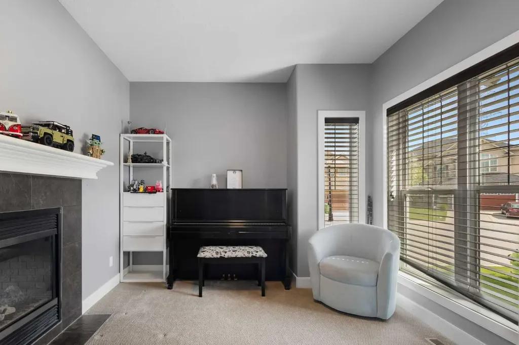23 Strathlea Crescent SW Calgary AB T3H 5A8