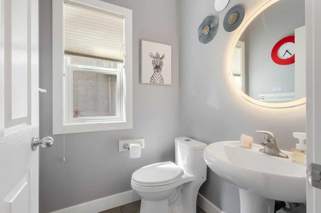23 Strathlea Crescent SW Calgary AB T3H 5A8