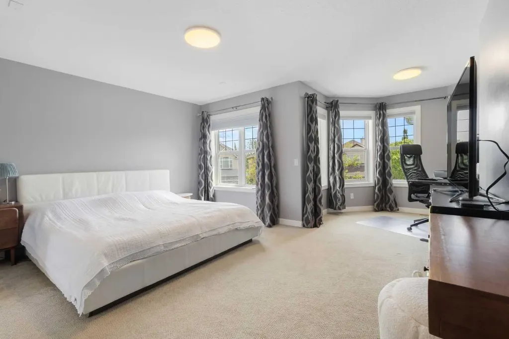 23 Strathlea Crescent SW Calgary AB T3H 5A8