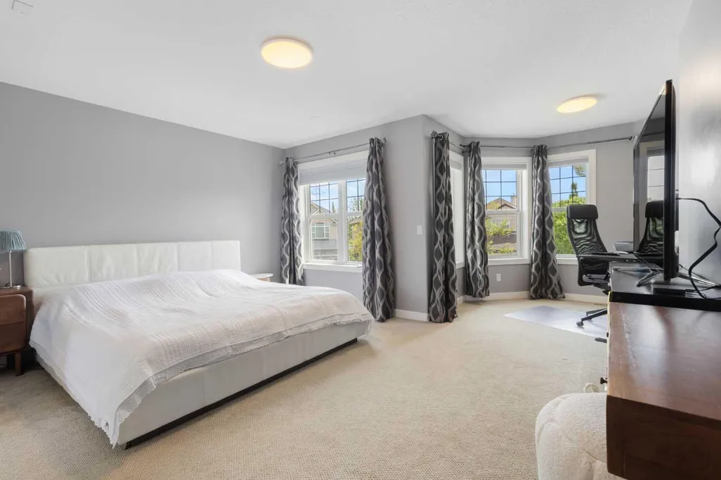 23 Strathlea Crescent SW Calgary AB T3H 5A8