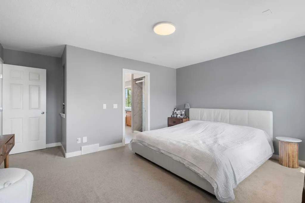 23 Strathlea Crescent SW Calgary AB T3H 5A8