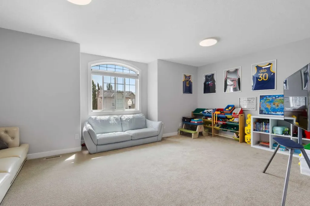 23 Strathlea Crescent SW Calgary AB T3H 5A8