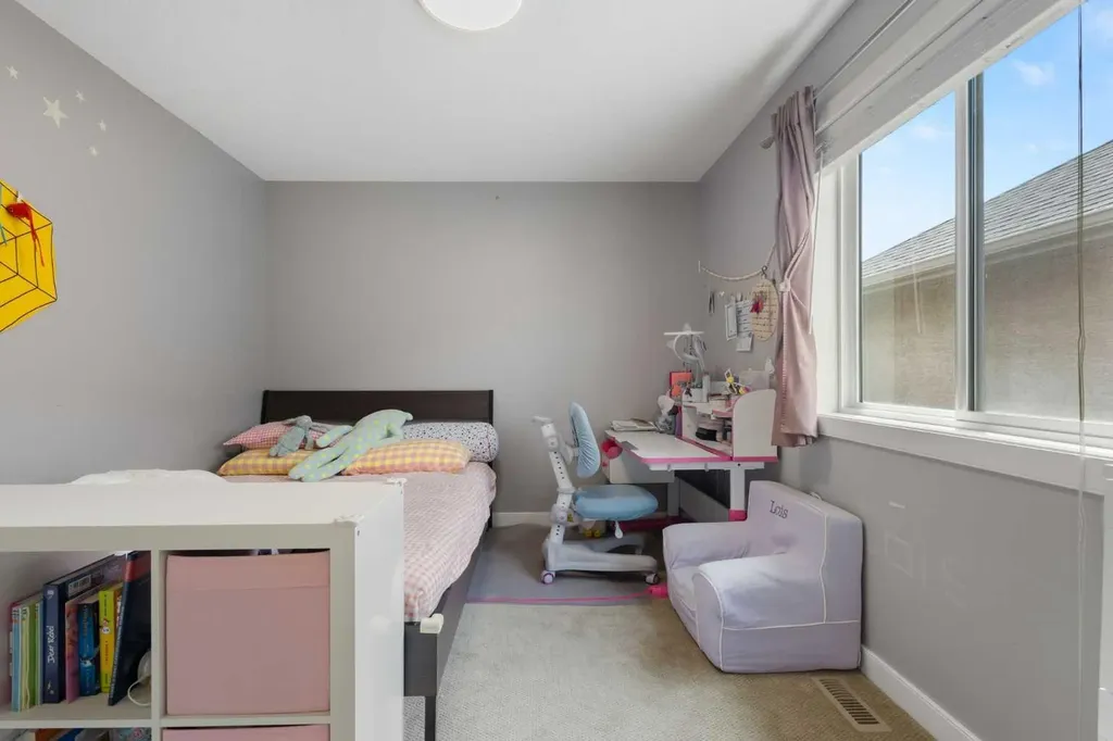 23 Strathlea Crescent SW Calgary AB T3H 5A8