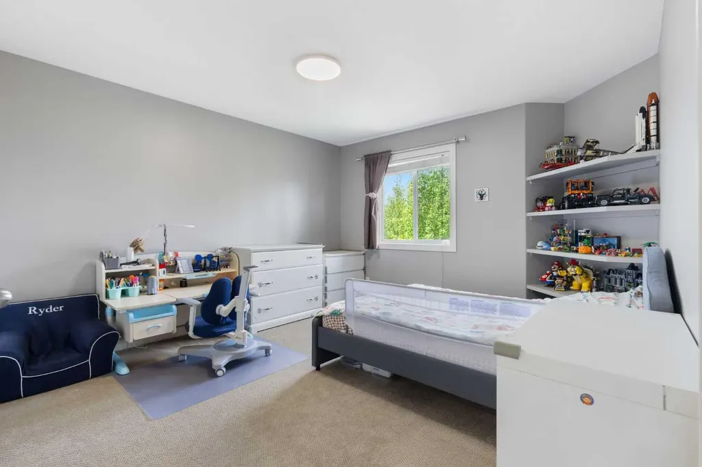 23 Strathlea Crescent SW Calgary AB T3H 5A8