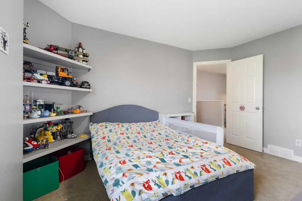23 Strathlea Crescent SW Calgary AB T3H 5A8