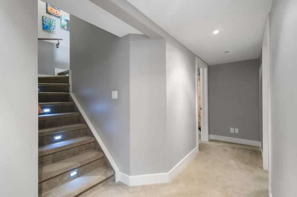 23 Strathlea Crescent SW Calgary AB T3H 5A8