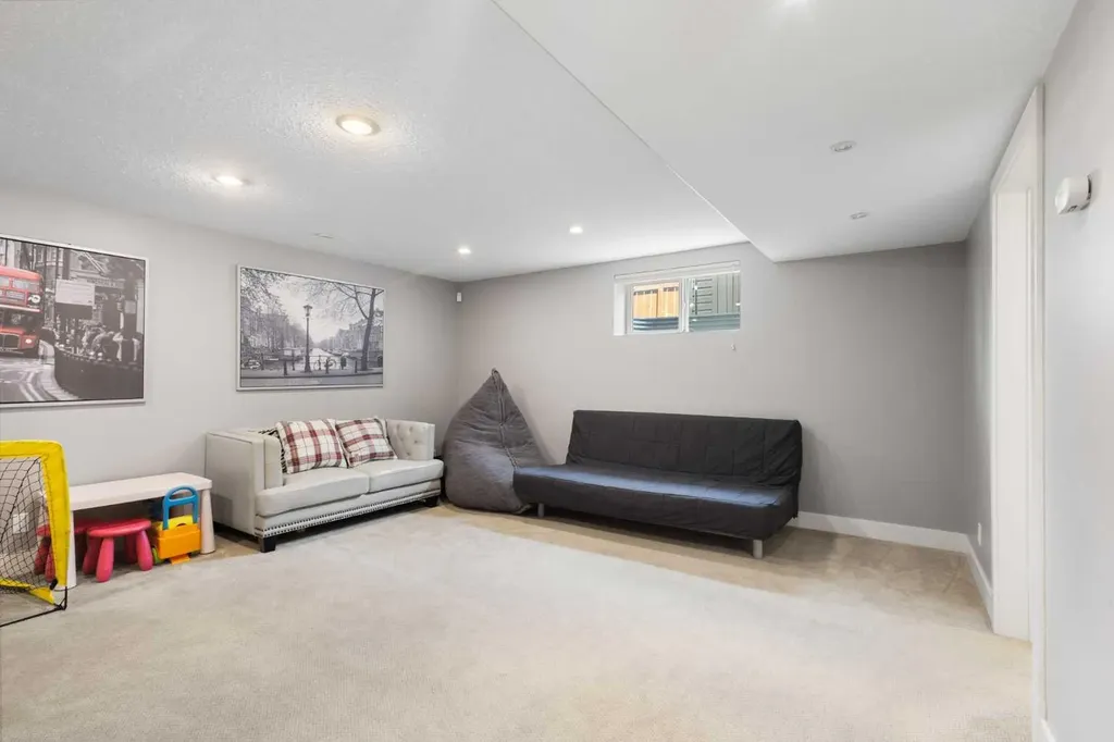 23 Strathlea Crescent SW Calgary AB T3H 5A8