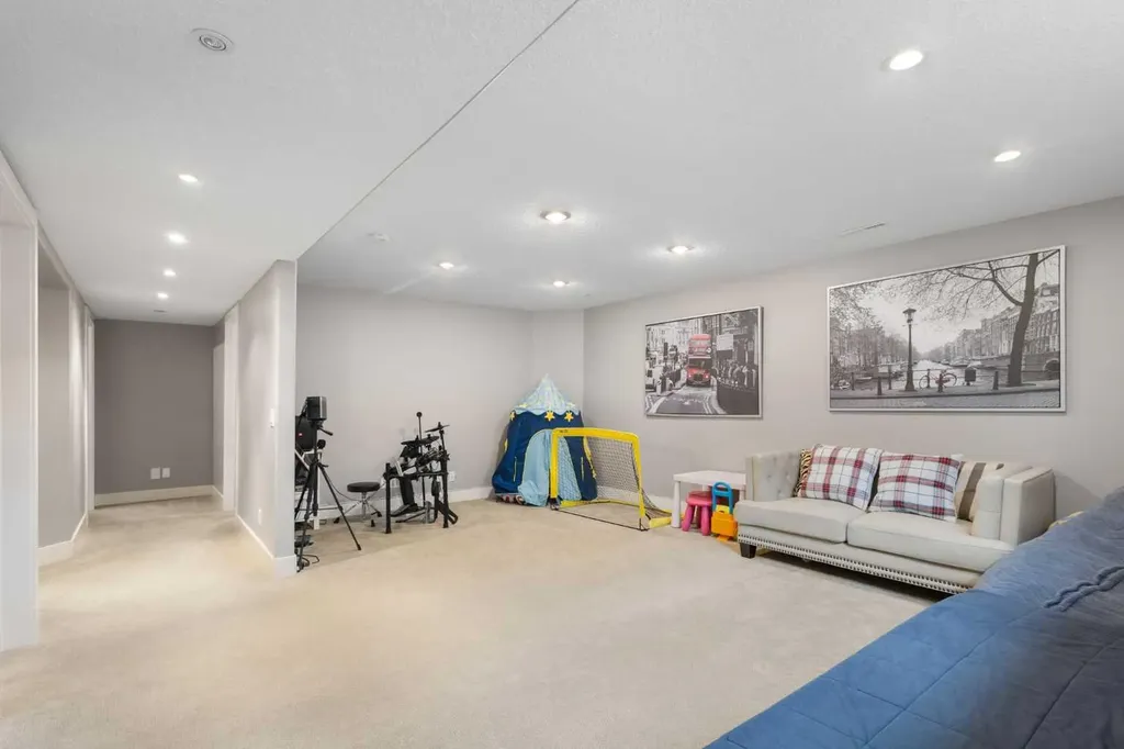 23 Strathlea Crescent SW Calgary AB T3H 5A8