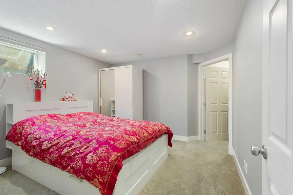 23 Strathlea Crescent SW Calgary AB T3H 5A8