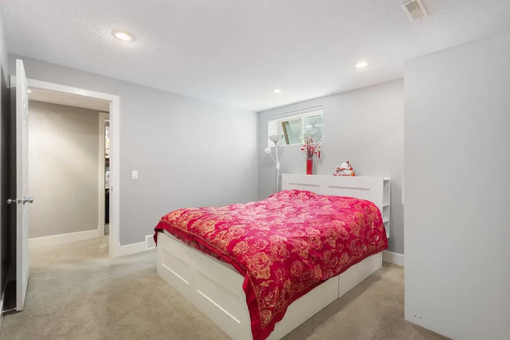 23 Strathlea Crescent SW Calgary AB T3H 5A8