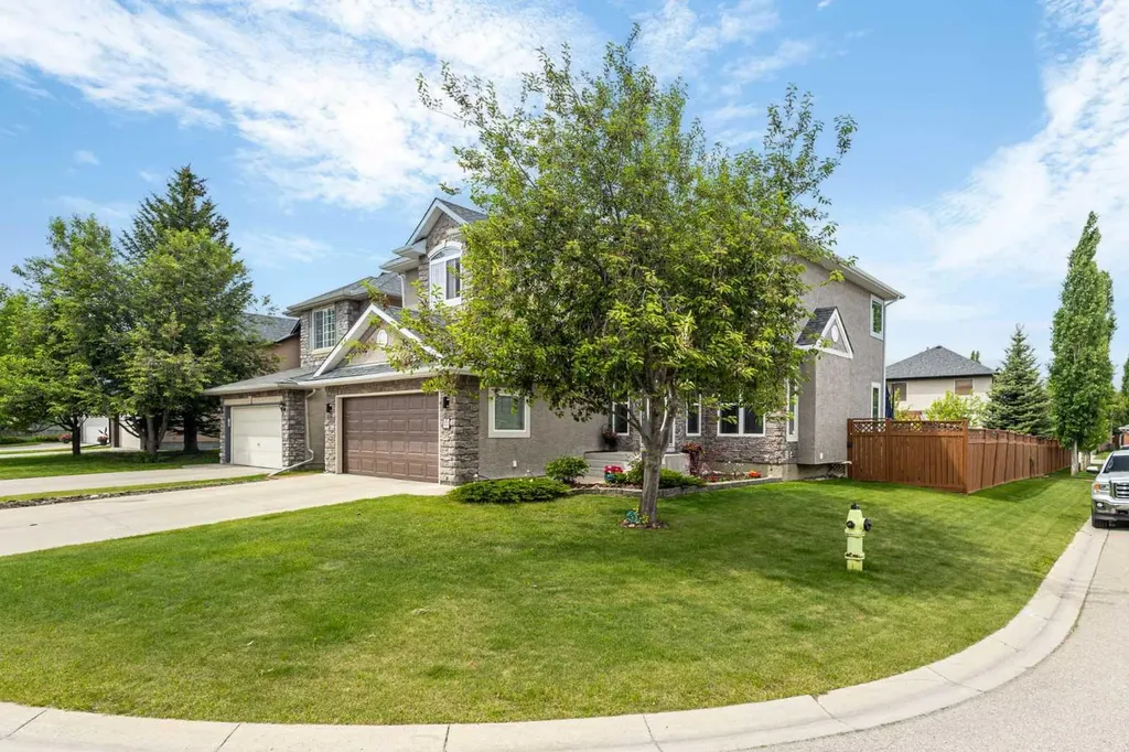 23 Strathlea Crescent SW Calgary AB T3H 5A8