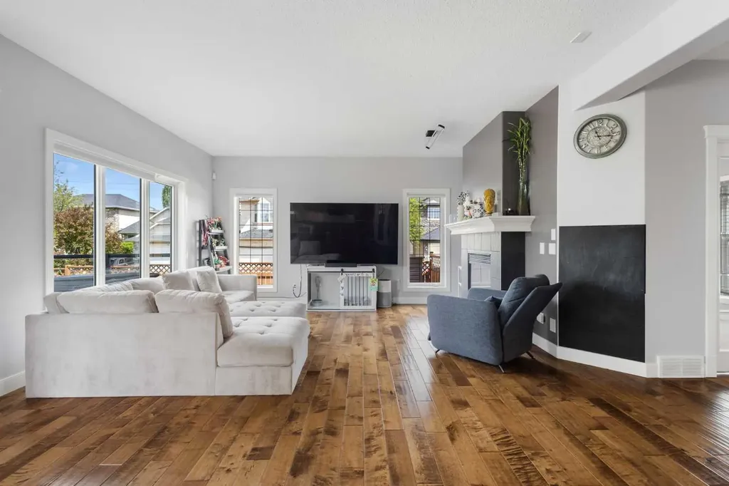 23 Strathlea Crescent SW Calgary AB T3H 5A8