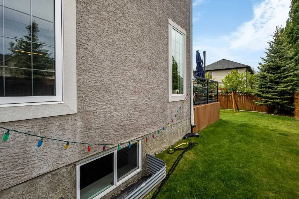 23 Strathlea Crescent SW Calgary AB T3H 5A8