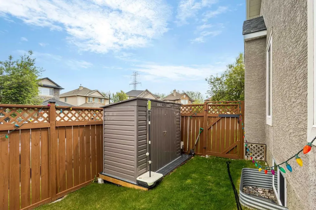 23 Strathlea Crescent SW Calgary AB T3H 5A8