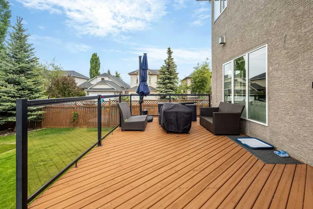 23 Strathlea Crescent SW Calgary AB T3H 5A8