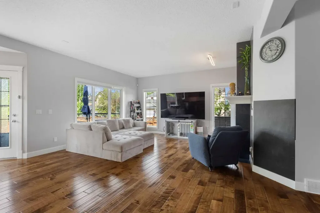 23 Strathlea Crescent SW Calgary AB T3H 5A8