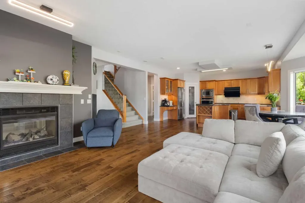 23 Strathlea Crescent SW Calgary AB T3H 5A8