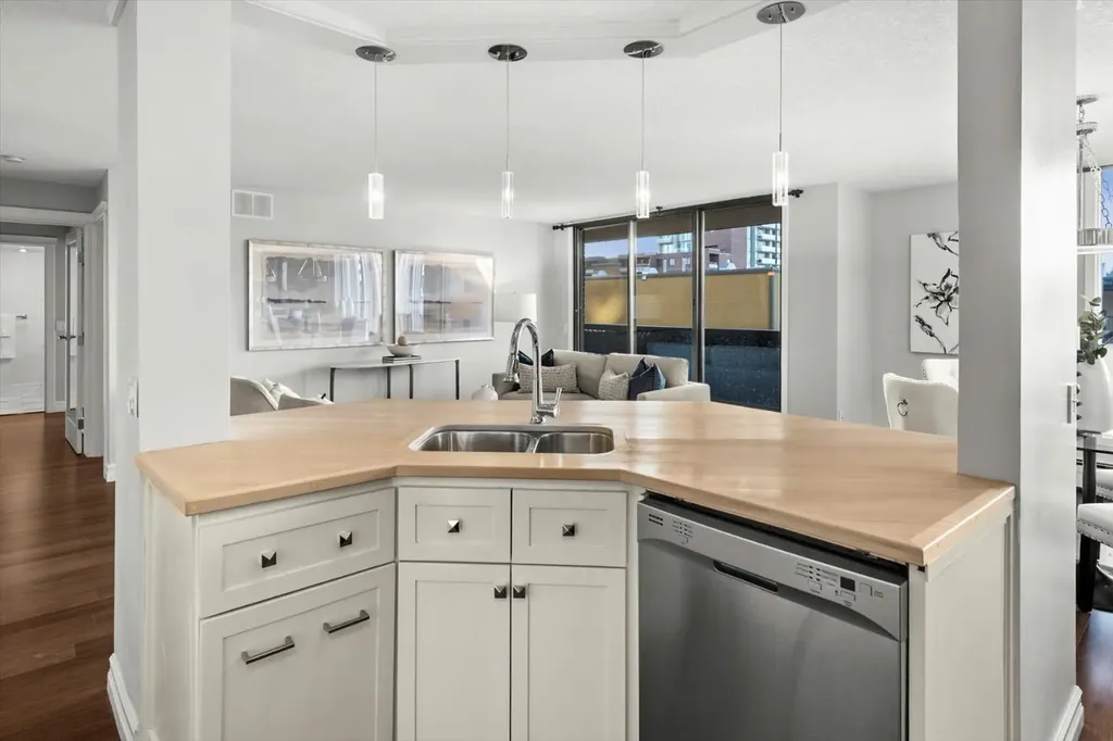 1001 14 Avenue SW Calgary AB T2R 1L2