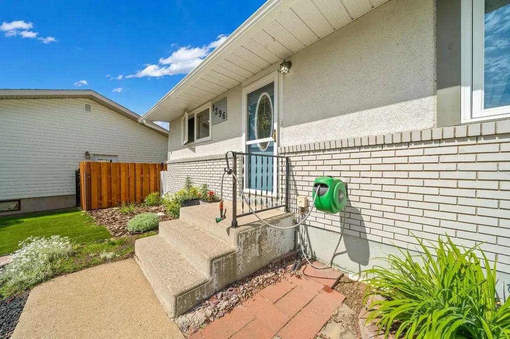 1296 Crockford Crescent NW Medicine Hat AB T1A 7C5