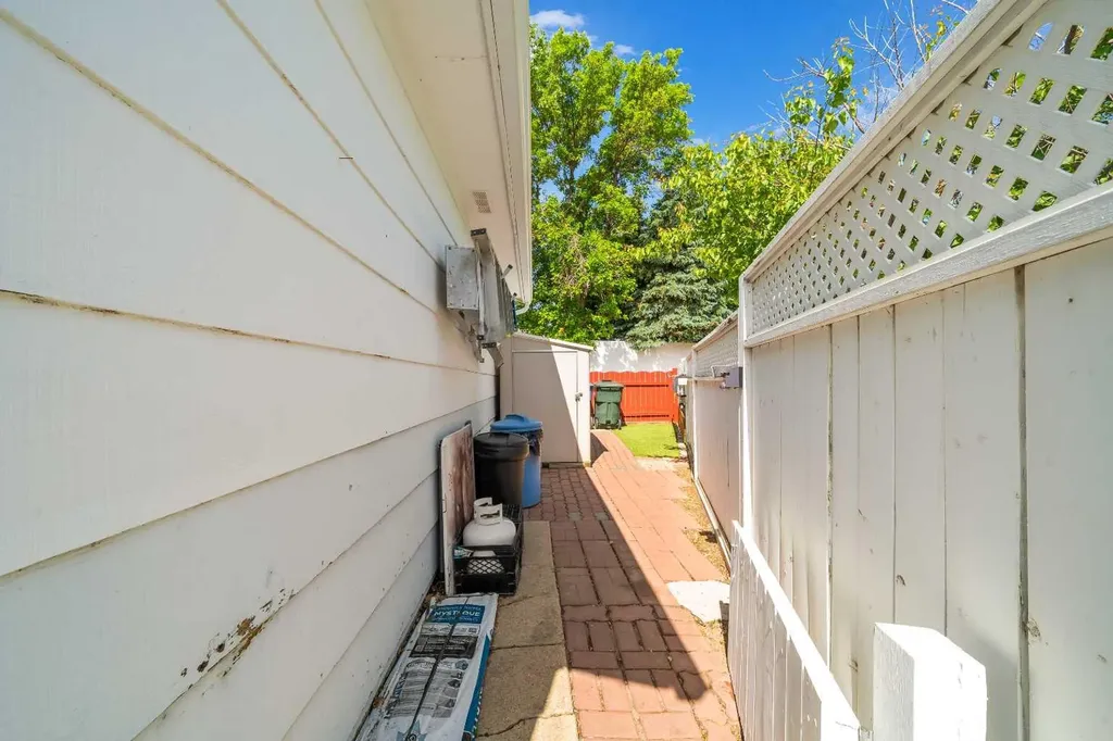 1296 Crockford Crescent NW Medicine Hat AB T1A 7C5
