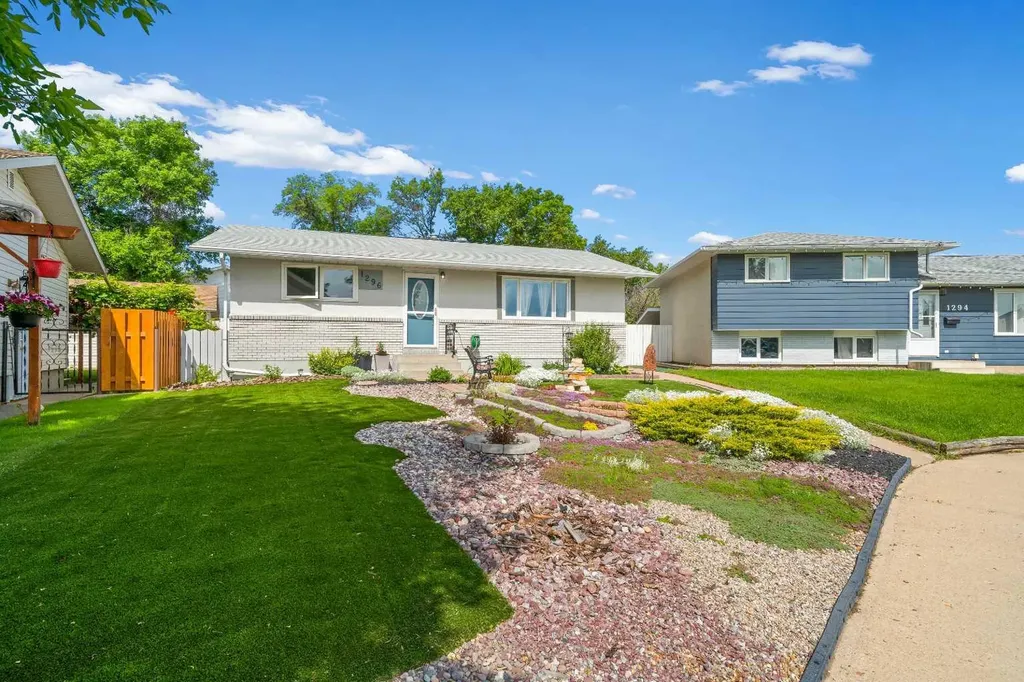 1296 Crockford Crescent NW Medicine Hat AB T1A 7C5