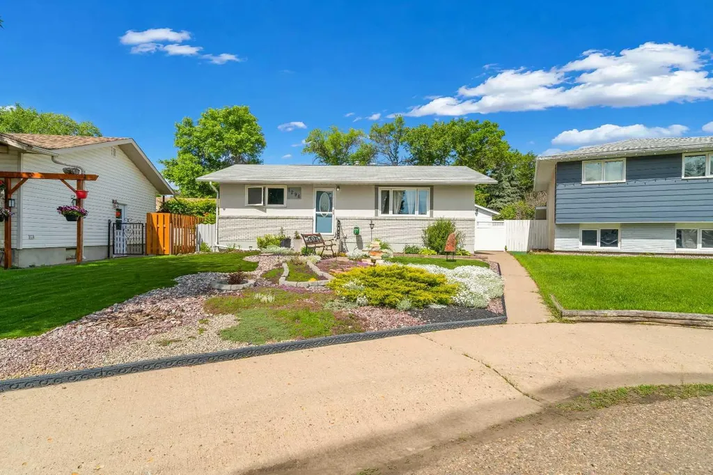 1296 Crockford Crescent NW Medicine Hat AB T1A 7C5