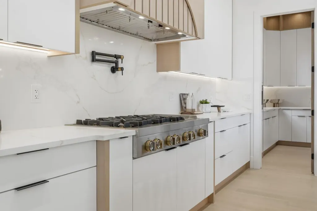 2613 6 Avenue NW Calgary AB T2N 0X8