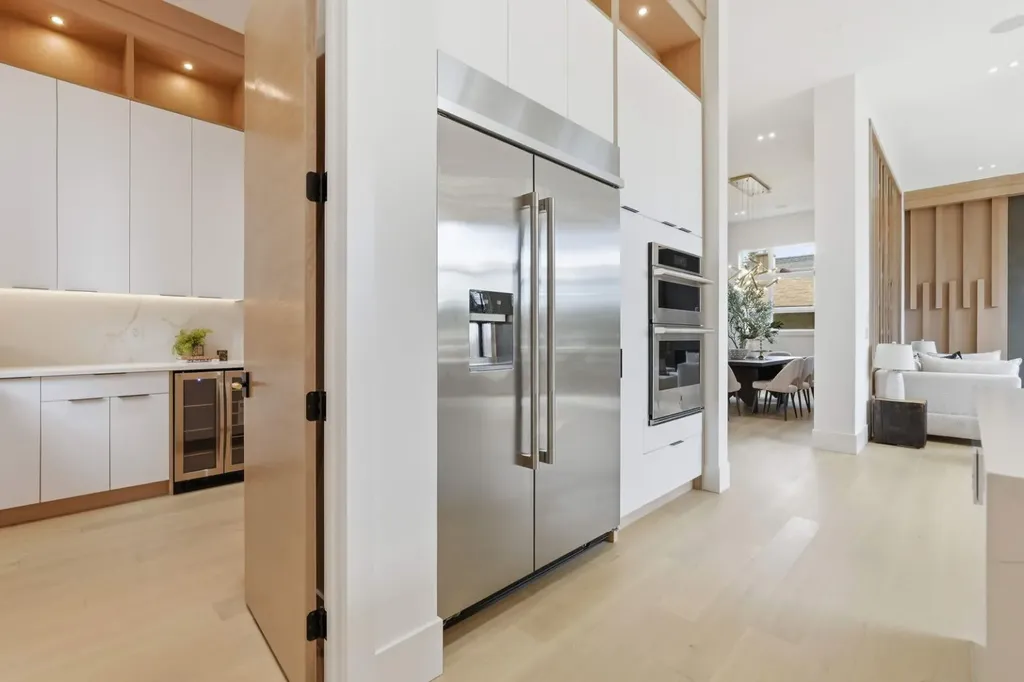 2613 6 Avenue NW Calgary AB T2N 0X8